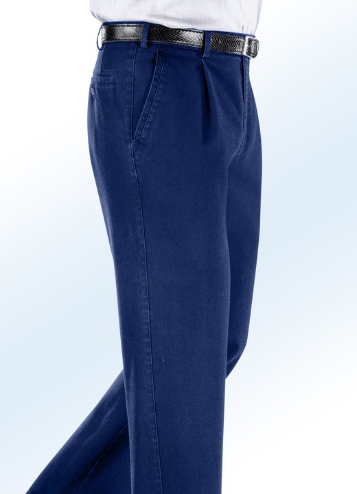 Hosen - Bügelfreie Jeans mit Gürtel in 3 Farben, in Größe 024 bis 062, in Farbe JEANSBLAU Ansicht 1