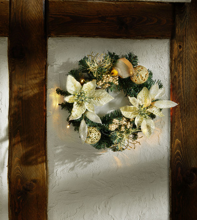 Beleuchteter Tannenkranz mit Poinsettia-Blüten