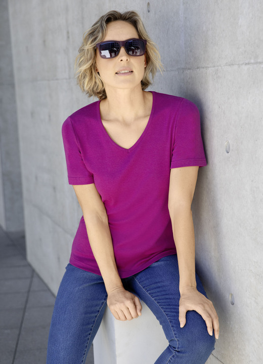 Shirts - Shirt mit hohem Tragekomfort in 8 Farben, in Größe 034 bis 052, in Farbe MAGENTA Ansicht 1
