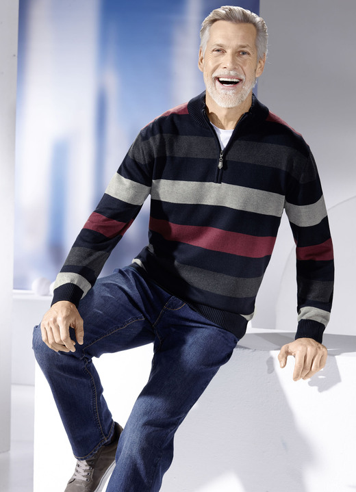 Hemden, Pullover & Shirts - Gestreifter Troyer mit Stehkragen in 2 Farben, in Größe 3XL(64/66) bis XXL(60/62), in Farbe MARINE-GRAU-BORDEAUX Ansicht 1